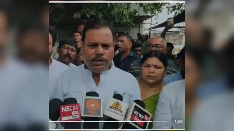जमीन विवाद में महिलाओं से मारपीट, अस्पताल पहुंचे मंत्री संजय पासवान, गिरफ्तारी की मांग जमीन विवाद में महिलाओं से मारपीट, अस्पताल पहुंचे मंत्री संजय पासवान, गिरफ्तारी की मांग
