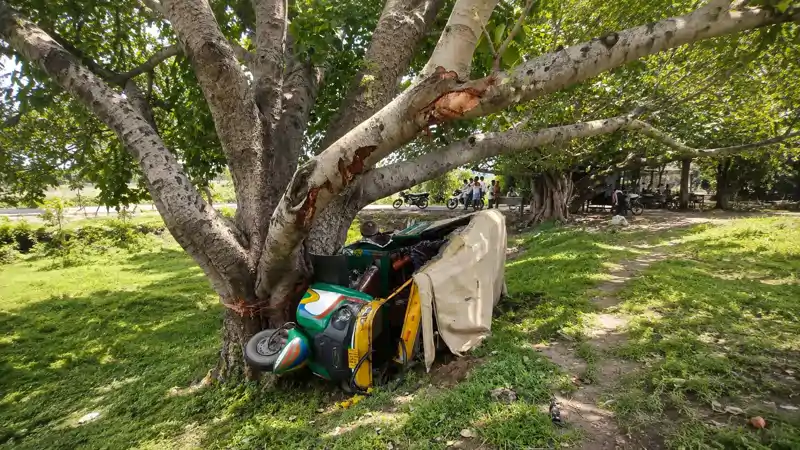 टेंपो और बोलेरो में भीषण टक्कर, छुट्टी पर घर आए CRPF जवान की मौत, पत्नी समेत 6 घायल टेंपो और बोलेरो में भीषण टक्कर, छुट्टी पर घर आए CRPF जवान की मौत, पत्नी समेत 6 घायल