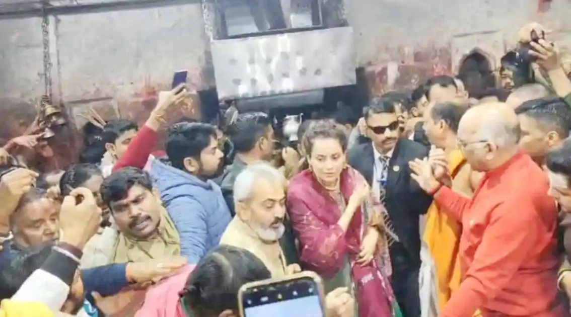 देवघर पहुंची भाजपा सांसद कंगना रनौत, बाबा बैद्यनाथ मंदिर में की पूजा 