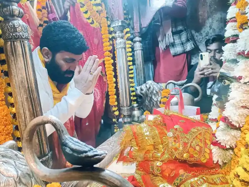 माँ थावे के दरबार में लौटी रौनक, विधायक अमरेन्द्र पांडेय ने अर्पित किया सोने का मुकुट