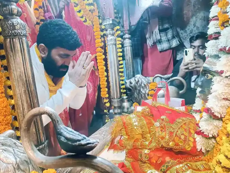 माँ थावे के दरबार में लौटी रौनक, विधायक अमरेन्द्र पांडेय ने अर्पित किया सोने का मुकुट Maa thave mandir