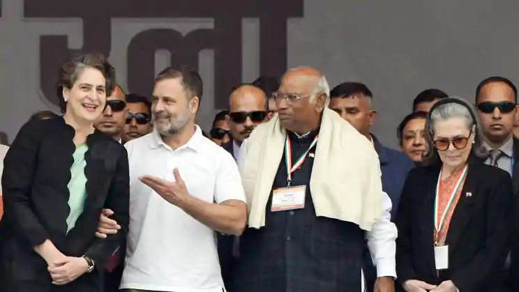 पटना हाईकोर्ट में खड़गे, सोनिया, राहुल और प्रियंका के खिलाफ केस, इस नारे पर फंसी कांग्रेस 