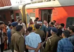 South Bihar Express में घुसे बदमाश, H1 कोच में मारपीट, खुद को GRP बताकर दरवाजा खुलवाने की कोशिश