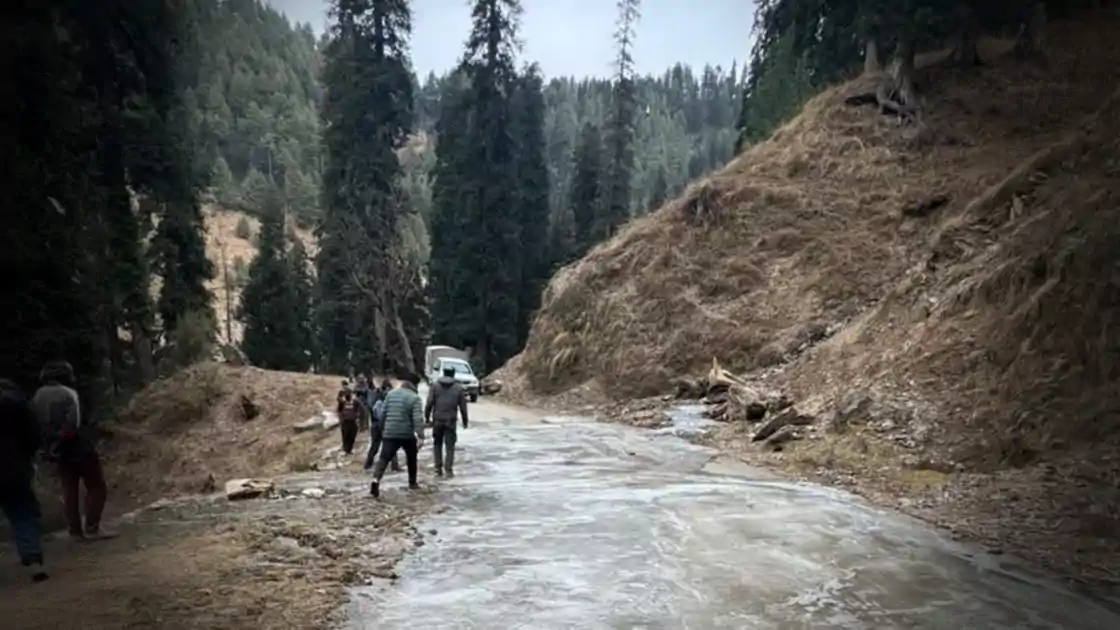 डोडा : 400 फुट गहरी खाई में जा गिरा सेना का वाहन, 10 जवानों की मौ*त 