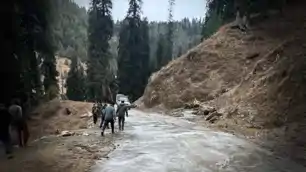 डोडा : 400 फुट गहरी खाई में जा गिरा सेना का वाहन, 10 जवानों की मौ*त 