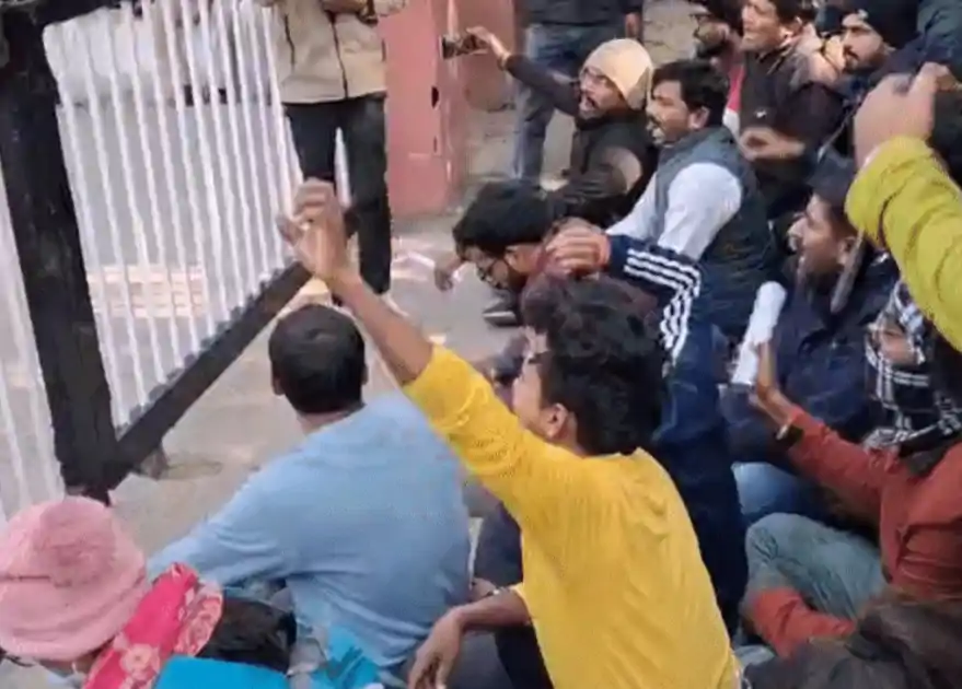 STET रिजल्ट में गड़बड़ी का आरोप, बिहार बोर्ड कार्यालय के बाहर अभ्यर्थियों का जोरदार प्रदर्शन