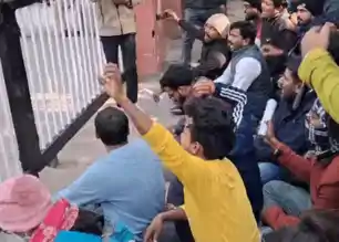 STET रिजल्ट में गड़बड़ी का आरोप, बिहार बोर्ड कार्यालय के बाहर अभ्यर्थियों का जोरदार प्रदर्शन