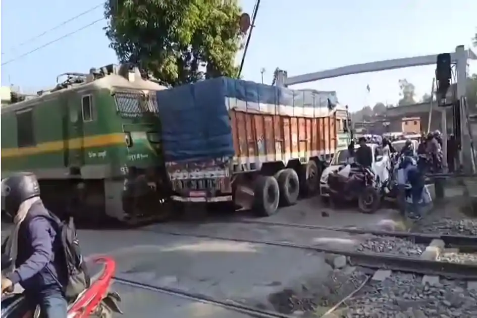 ट्रेन-ट्रक भिड़ंत से मचा हड़कंप, लोको पायलट की सूझबूझ से टला बड़ा रेल हादसा