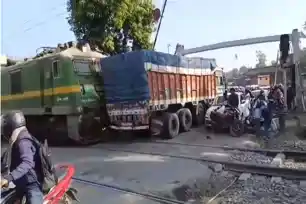 ट्रेन-ट्रक भिड़ंत से मचा हड़कंप, लोको पायलट की सूझबूझ से टला बड़ा रेल हादसा