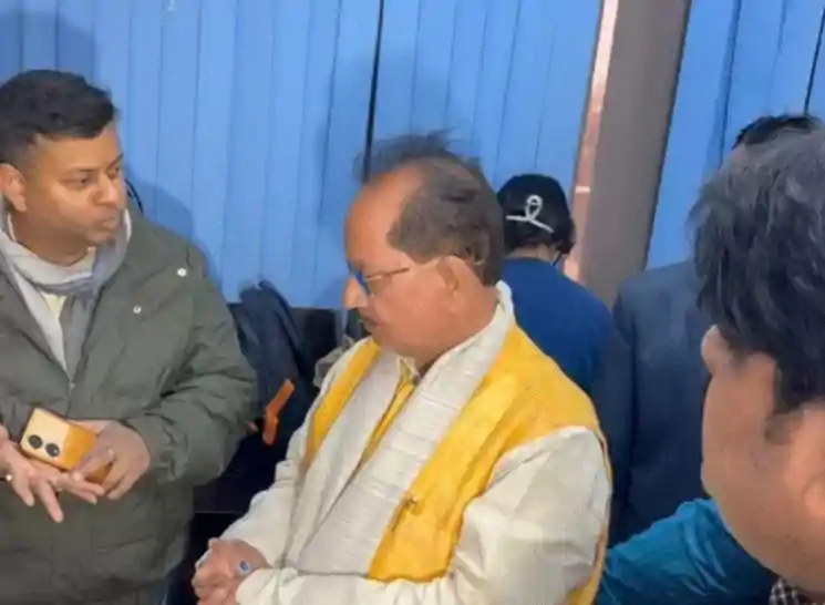 जनता की शिकायत पर एक्शन में विजय सिन्हा — कॉल नहीं लगी तो खुद पहुंचे टोल फ्री सेंटर, अधिकारियों को लगाई फटकार