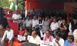 विकास की आस को लेकर धनबाद विकास मंच का महाधरना, बारिश में भी डटे रहे नेता, कार्यकर्ता