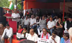 विकास की आस को लेकर धनबाद विकास मंच का महाधरना, बारिश में भी डटे रहे नेता, कार्यकर्ता