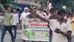 दिल्ली में लाठी चार्ज के खिलाफ सिवान में प्रदर्शन, पीएम का फूंका पुतला-