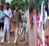 कीचड़ भरे रास्ते और पत्नी का हाथ थामे नंगे पैर पहुंचे वृंदावन, विराट कोहली-अनुष्का शर्मा प्रेमानंदजी से मिले 