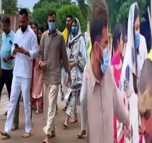 कीचड़ भरे रास्ते और पत्नी का हाथ थामे नंगे पैर पहुंचे वृंदावन, विराट कोहली-अनुष्का शर्मा प्रेमानंदजी से मिले कीचड़ भरे रास्ते और पत्नी का हाथ थामे नंगे पैर पहुंचे वृंदावन, विराट कोहली-अनुष्का शर्मा प्रेमानंदजी से मिले