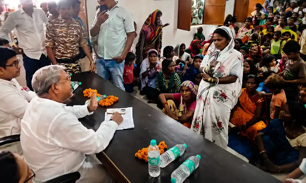 नवगढ़ पहुंचे मंत्री संतोष कुमार सुमन, छह अनाथ बच्चों से मिलकर हरसंभव सहायता का दिया भरोसा
