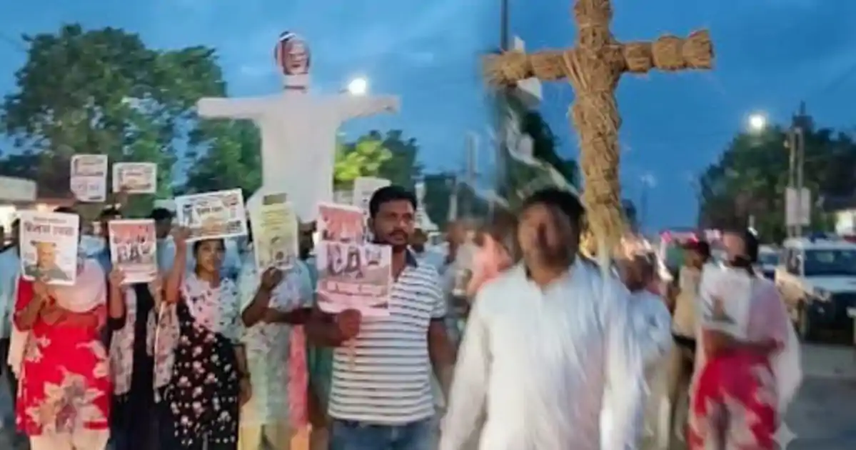 नीट पेपर लीक मामला, पीएम और शिक्षा मंत्री का फूंका पुतला