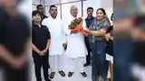 पहले कटा पत्नी का एमपी का टिकट, अब पति से भी छीन ली सुरक्षा