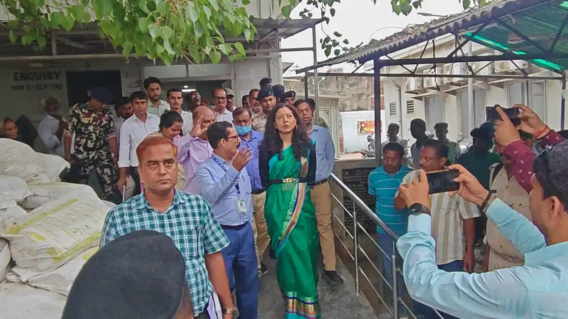 पदभार संभालते ही एक्शन में डीएम, पहुंची यहां, कई पर गिरी गाज, दे दी सख्त हिदायत