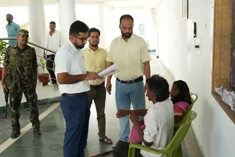 पलामू प्रशासन का मानवीय चेहरा, दिव्यांग दंपति की मदद के लिए बढ़ाया कदम