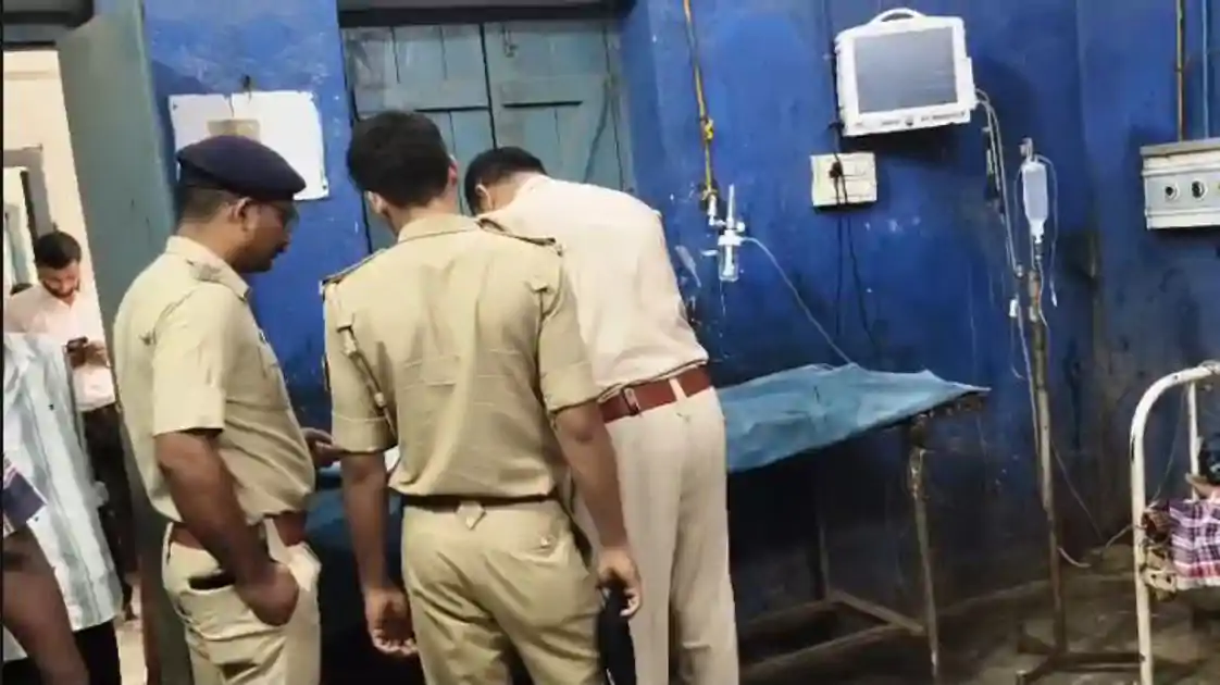 खेल रहे मासूम पर मौत बन कर गिरी गेट, मौके पर हुई दर्दनाक मौ*त