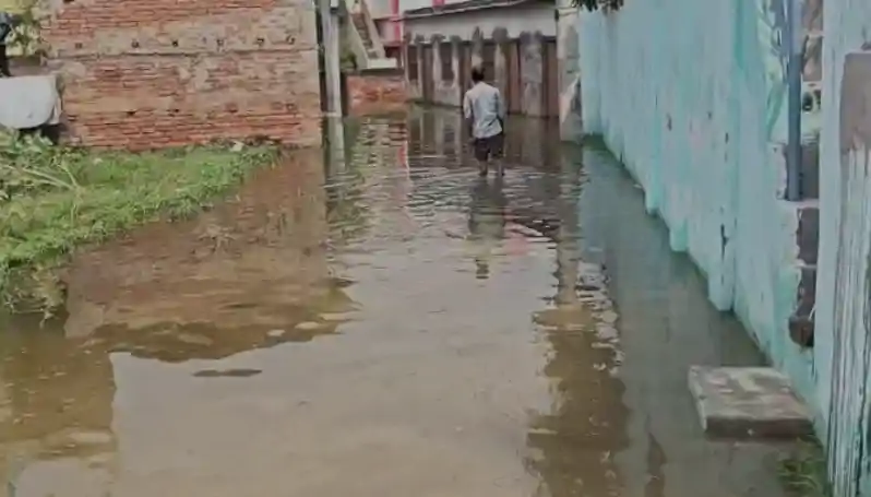 मॉनसून पूरी तरह सक्रिय हुआ नहीं, बारिश में ही खुल गयी नगर निगम के दावों की कलई मॉनसून पूरी तरह सक्रिय हुआ नहीं, बारिश में ही खुल गयी नगर निगम के दावों की कलई
