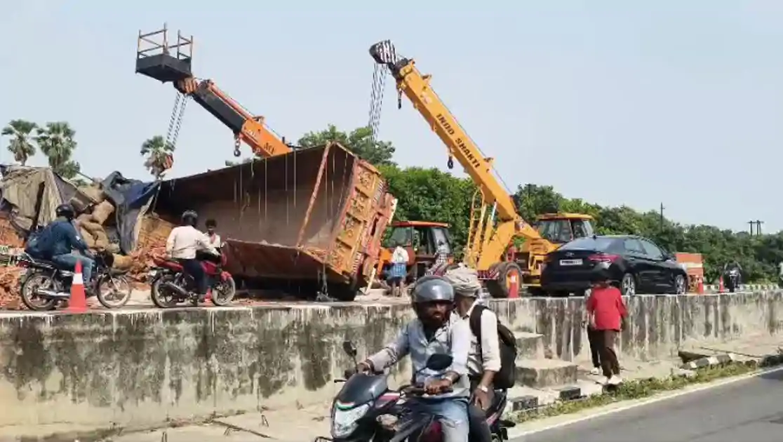 नींद की झपकी और तेज रफ्तार, ट्रकों की सीधी भिड़ंत में पंजाब के ड्राइवर की मौ*त