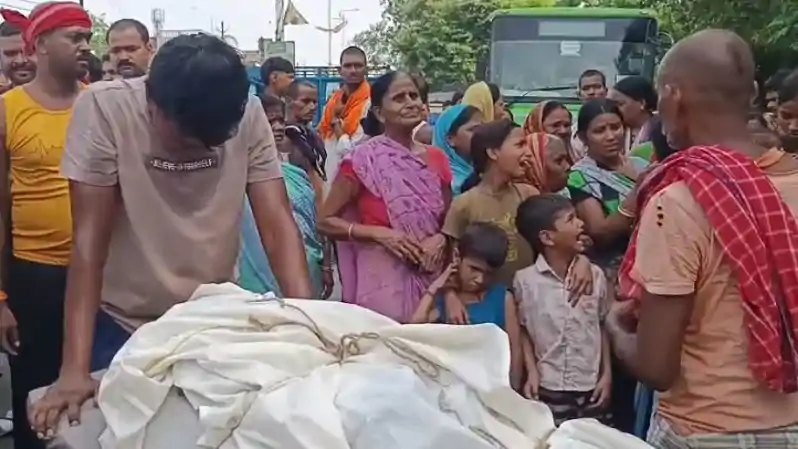 ह*त्या के बाद झरिया में हाईवोल्टेज हंगामा, मुआवजे और गिरफ्तारी की मांग तेज ह*त्या के बाद झरिया में हाईवोल्टेज हंगामा, मुआवजे और गिरफ्तारी की मांग तेज