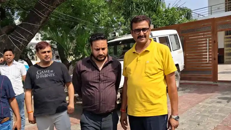 निगरानी टीम ने घूसखोर CO को रंगेहाथ ₹3 लाख लेते पकड़ा, अपने ही विभाग के कर्मचारी से रिश्वत ले रहे थे सीओ साहब निगरानी टीम ने घूसखोर CO को रंगेहाथ ₹3 लाख लेते पकड़ा, अपने ही विभाग के कर्मचारी से रिश्वत ले रहे थे सीओ साहब