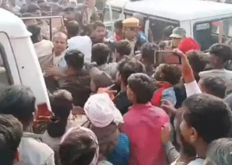 बिहार में गाय का मांस पकड़ाया, भड़के लोगों को शांत कराने के लिए पुलिस ने की 10 राउंड फायरिंग