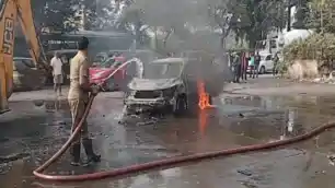 टाटानगर स्टेशन के बाहर खड़ी कार में अचानक लगी आग, कोई हताहत नहीं