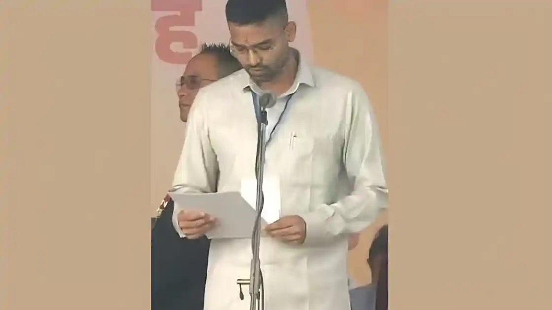 ओपन शर्ट, जींस-क्रॉक्स में पहले दिन मंत्रालय पहुंचे दीपक प्रकाश, अशोक चौधरी ने भी संभाला ग्रामीण कार्य का जिम्मा