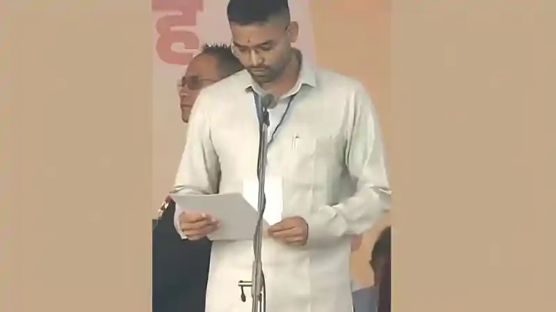 ओपन शर्ट, जींस-क्रॉक्स में पहले दिन मंत्रालय पहुंचे दीपक प्रकाश, अशोक चौधरी ने भी संभाला ग्रामीण कार्य का जिम्मा Nitish Kumar