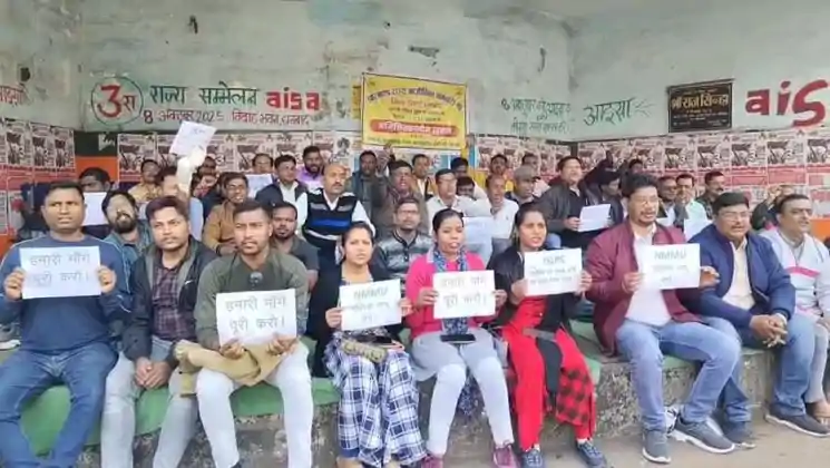 धनबाद : NMMU पॉलिसी लागू करने की मांग पर आजीविका कर्मियों का धरना