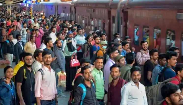 छठ पर्व से पहले यात्रियों की मुश्किलें बढ़ीं, ट्रेन और बस में नहीं मिल रही सीटें