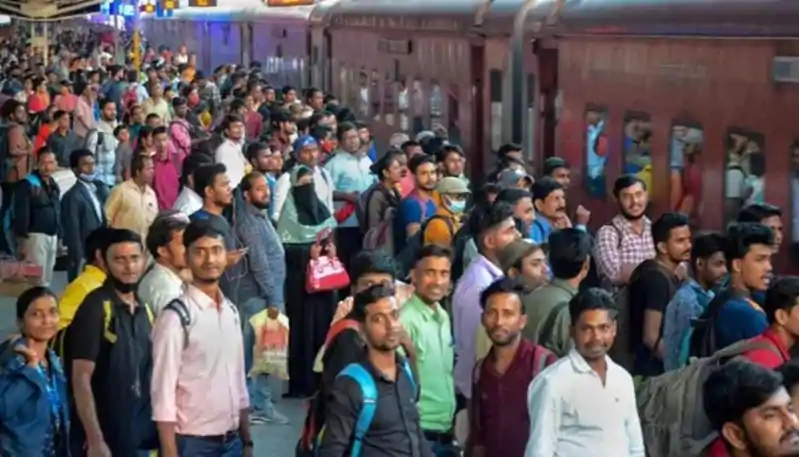 छठ पर्व से पहले यात्रियों की मुश्किलें बढ़ीं, ट्रेन और बस में नहीं मिल रही सीटें छठ पर्व से पहले यात्रियों की मुश्किलें बढ़ीं, ट्रेन और बस में नहीं मिल रही सीटें