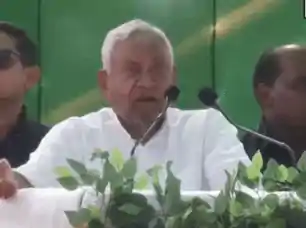 नीतीश कुमार की गोपालगंज में हुंकार: कैंडिडेट्स को मंच पर बुलाया, कहा- "इनकी छतों पर सोलर पैनल लगवा देना, भूलना मत"