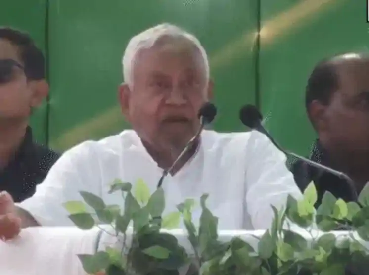 नीतीश कुमार की गोपालगंज में हुंकार: कैंडिडेट्स को मंच पर बुलाया, कहा- "इनकी छतों पर सोलर पैनल लगवा देना, भूलना मत"