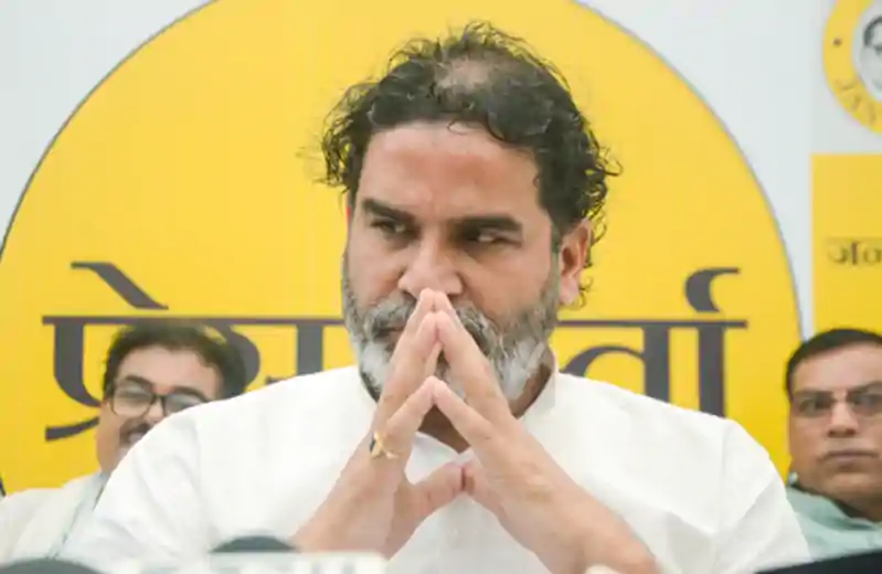 आरा में 'जनसुराज' प्रत्याशी की गाड़ी पर हमला, शराब के नशे में धुत युवक ने फेंका ईंट-पत्थर Prasant kisor
