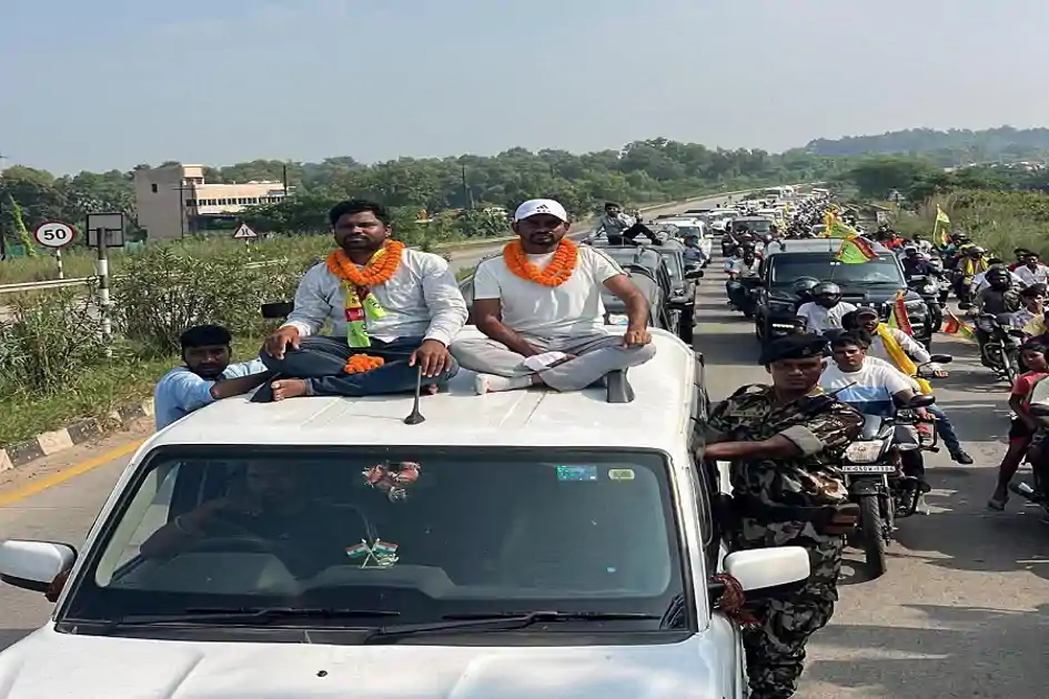 डुमरी विधायक जयराम महतो ने स्कॉर्पियो पर चढ़कर किया प्रचार, शोकॉज नोटिस जारी