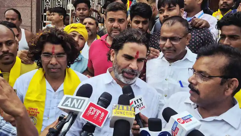 बिहार बदलाव यात्रा’ के तहत सारण के सोनपुर, परसा, अमनौर और मढ़ौरा विधानसभाओं में प्रशांत किशोर ने घूम-घूम कर किया जनसंपर्क, मढ़ौरा में हुआ भव्य स्वागत Prasant kisor