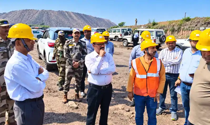 BCCL CMD ने PB एरिया का किया दौरा, कोयला उत्पादन व प्रेषण की समीक्षा की BCCL CMD ने PB एरिया का किया दौरा, कोयला उत्पादन व प्रेषण की समीक्षा की