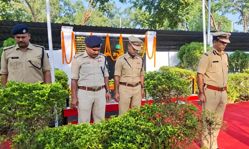 'पुलिस संस्मरण दिवस' पर शहीद जवानों को दी श्रद्धांजलि, DIG व SP ने शहीदों के परिजनों से की मुलाकात 'पुलिस संस्मरण दिवस' पर शहीद जवानों को दी श्रद्धांजलि, DIG व SP ने शहीदों के परिजनों से की मुलाकात