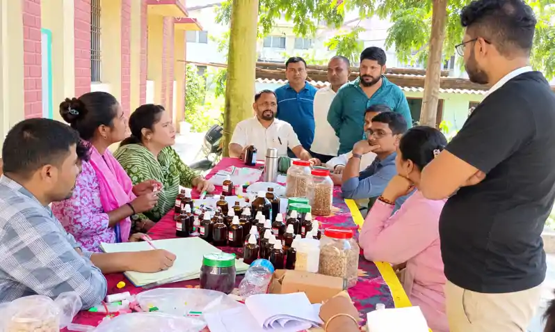 पांकी में स्वास्थ्य शिविर का आयोजन, अंचलाधिकारी व जेएलकेएम नेता ने लोगों को किया जागरूक पांकी में स्वास्थ्य शिविर का आयोजन, अंचलाधिकारी व जेएलकेएम नेता ने लोगों को किया जागरूक