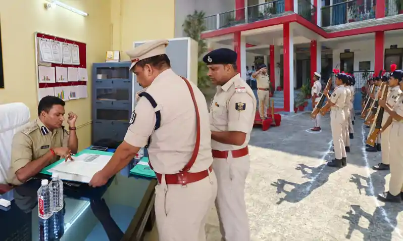 DIG ने उदाकिशुनगंज SDPO कार्यालय का किया निरीक्षण, अपराध नियंत्रण पर दिया जोर