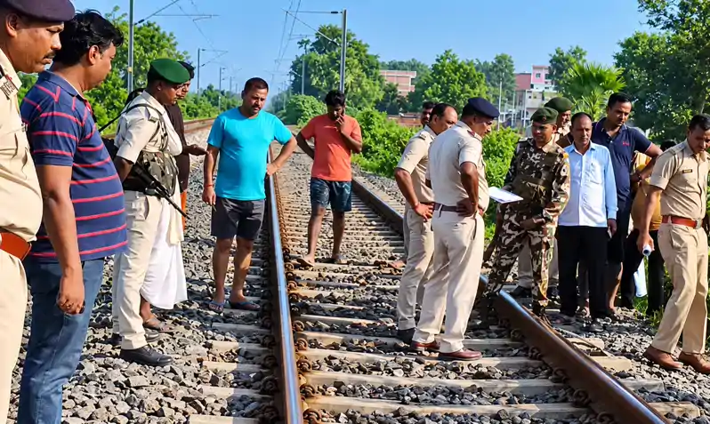 घर आये युवक का रेलवे ट्रैक पर मिला शव, मोबाइल फोन से निकाली गयी सिम, गहराया संदेह