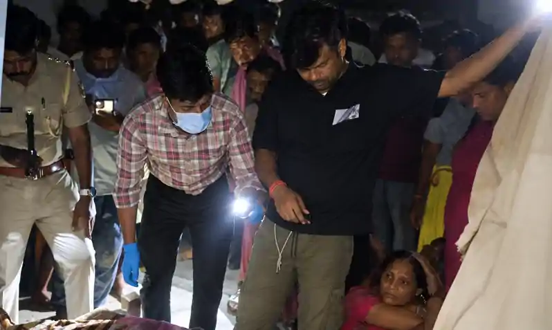 पहले सरेराह छेडखानी और अब अधेड़ पर बम से हमला, लगातार वारदात से फैली सनसनी पहले सरेराह छेडखानी और अब अधेड़ पर बम से हमला, लगातार वारदात से फैली सनसनी