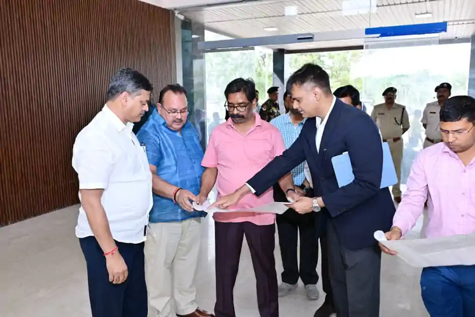 स्टेट हैंगर परियोजना का जायजा लेने पहुंचे सीएम हेमंत सोरेन, समयसीमा में काम पूरा करने का दिया आदेश 