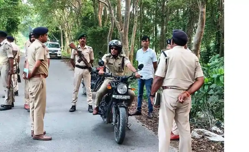 गोपालगंज SP का 'सिंघम' अवतार! कार छोड़ी, बुलेट उठाई और पहुंच गए थाने...मच गया हड़कंप गोपालगंज SP का 'सिंघम' अवतार! कार छोड़ी, बुलेट उठाई और पहुंच गए थाने...मच गया हड़कंप