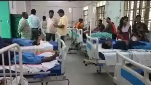 प्रार्थना सभा में एक-एक कर गिरने लगी छात्राएं, एक दिन बाद फिर से विद्यालय की छात्राएं हुई बीमार प्रार्थना सभा में एक-एक कर गिरने लगी छात्राएं, एक दिन बाद फिर से विद्यालय की छात्राएं हुई बीमार
